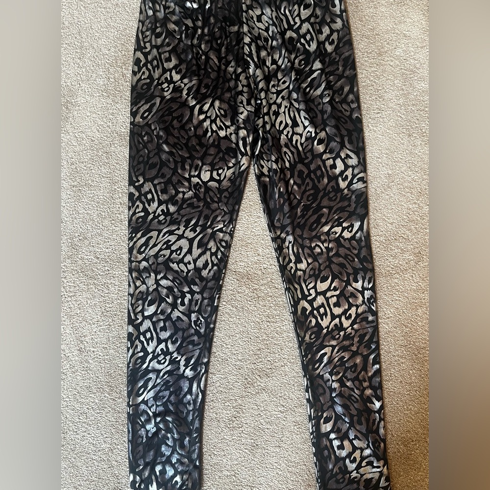 Shiny leopard, printed leggings.